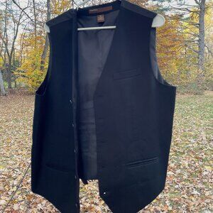 Perry Ellis Vest – Sleek and Versatile Layer for Any Wardrobe